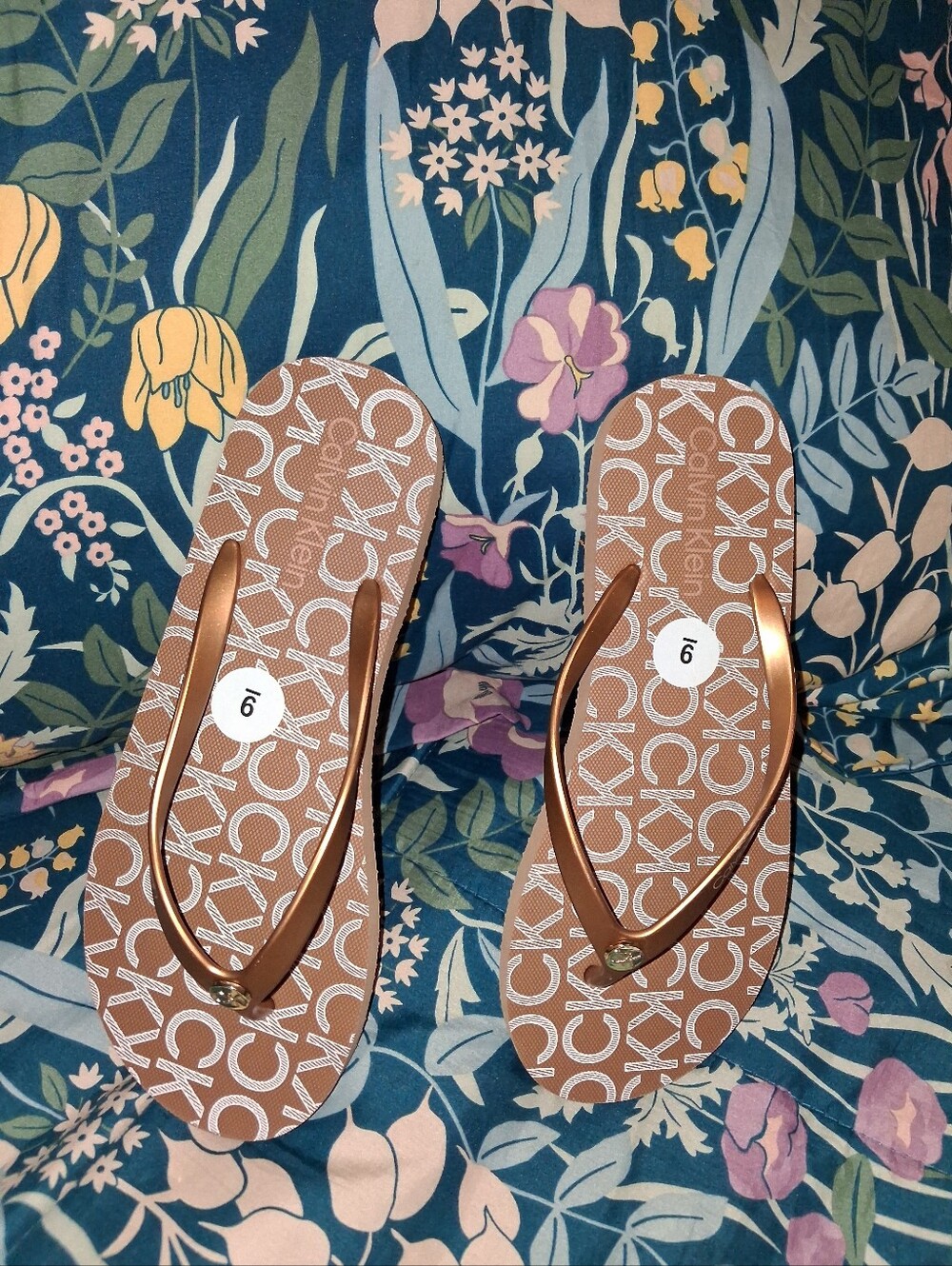 Calvin klein flip flop Sandal Size:9 Color: Gold/Khaki
